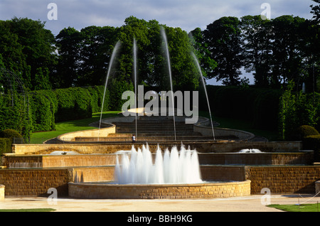 La grande cascata, Alnwick giardino, Alnwick, Northumberland Foto Stock
