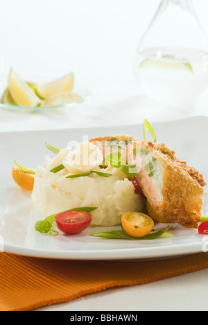 Pesce fritto e purea di patate Foto Stock