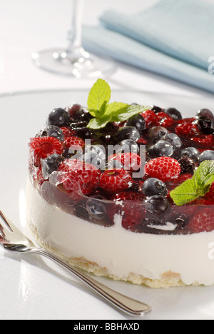 Cheesecake guarnita con frutti di bosco Foto Stock