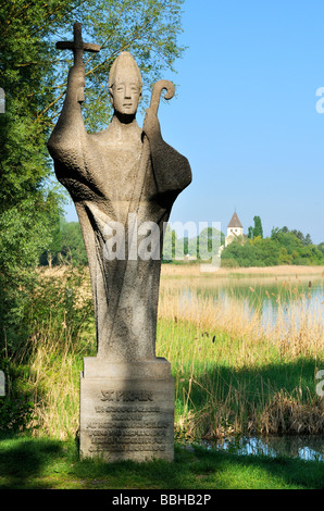 Statua di Pietra di San Pirmin sul lago damm, isola di Reichenau sul retro, nella contea di Costanza, Baden-Wuerttemberg, Germania, UE Foto Stock