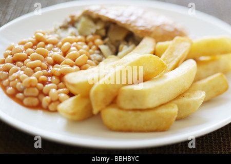 Tradizionale britannica Cornish Pasty con patatine e fagioli in salsa di pomodoro con n. di persone Foto Stock