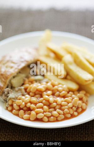 Tradizionale britannica Cornish Pasty con patatine e fagioli in salsa di pomodoro con n. di persone Foto Stock