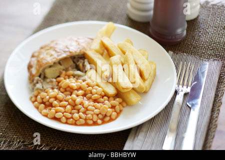 Tradizionale britannica Cornish Pasty con patatine e fagioli in salsa di pomodoro con n. di persone Foto Stock