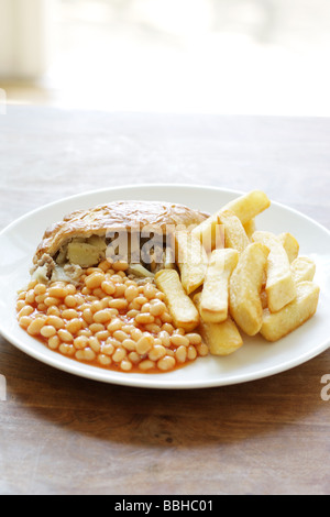 Tradizionale britannica Cornish Pasty con patatine e fagioli in salsa di pomodoro con n. di persone Foto Stock