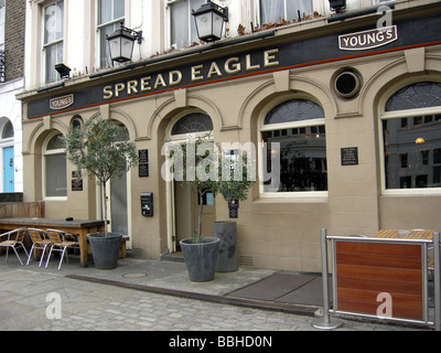 Pub londinese Spread Eagle a Camden. Foto Stock