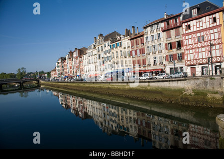 Metà case con travi di legno lungo il fiume Nive a Bayonne Francia Foto Stock