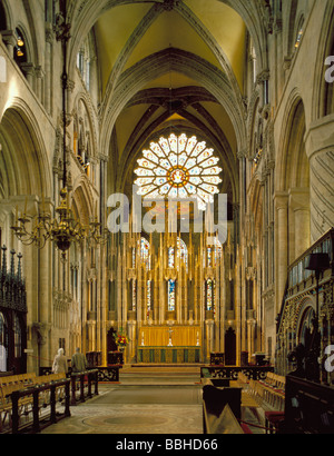 Vista da est il coro al rosone, Durham Cathedral Durham City, nella contea di Durham, Inghilterra, Regno Unito. Foto Stock