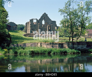 Finchale Priory rovine visto su fiume usura, vicino a Durham City, nella contea di Durham, Inghilterra, Regno Unito. Foto Stock