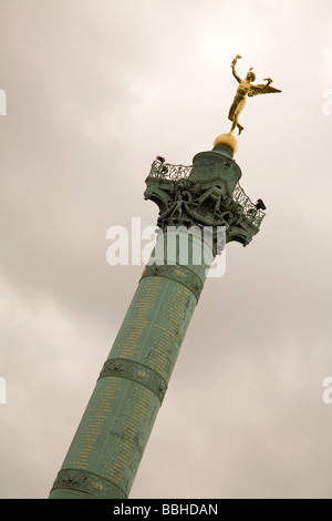 La figura della libertà in cima alle Colonne de Juillet Colonna di Luglio in Place de la Bastille a Parigi Francia Foto Stock