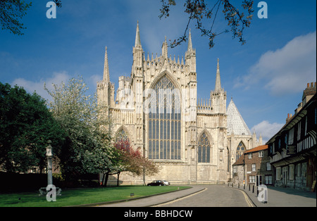 Finestra a tendina e a est la facciata della cattedrale di York Minster, città di York, North Yorkshire, Inghilterra, Regno Unito. Foto Stock