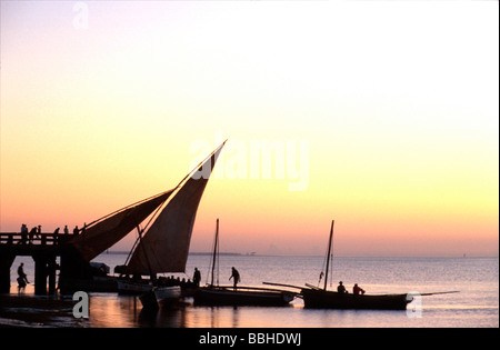 06 98 Maxixe Inhambane Provincia Mozambico ndhow barca baia mare trasporti pubblici sunrise Foto Stock