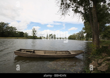 Francia Loir et Cher vicino a Chaumont tradizionale barca sul fiume Loira Foto Stock