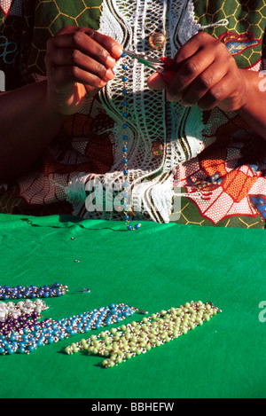 Perle Umtha Città del Capo Sud Africa 06 1997 Una lingua Xhosa lavoratore crea una collana di perle a perline Umtha un mestiere Foto Stock