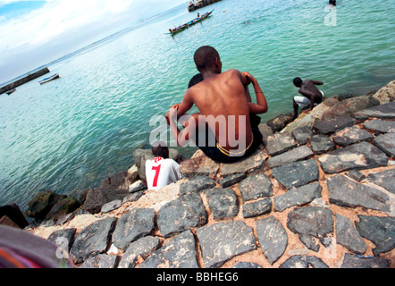 9 2003 Ile de Goree fuori Dakar in Senegal mare acqua barche barca coppia nere rocce oceano quey amore porti Harbour Island Isole Foto Stock