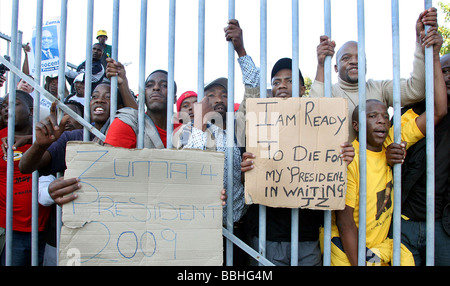 Alcuni 2000 sostenitori dell ex saccheggiata Vice presidente Jacob Zuma vent la loro rabbia a membri della polizia sudafricana Foto Stock