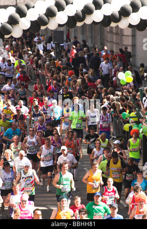 I corridori e spettatori nel 2009 alla maratona di Londra. Foto Stock