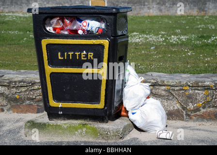 Piena inferriata con sacchetti di plastica a lato in Perranporth Cornwall Regno Unito Foto Stock