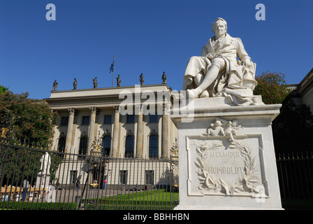 Berlino Germania la statua di Alexander von Humboldt fuori Humboldt University sulla Unter den Linden Foto Stock