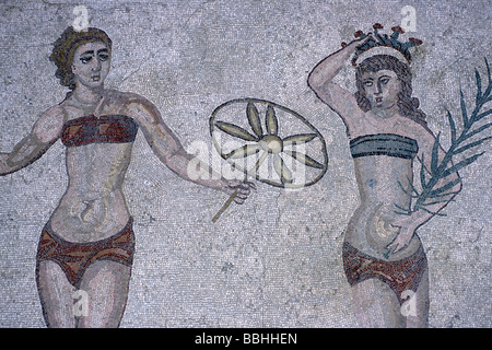 Italia, Sicilia, Piazza Armerina, Villa Romana del Casale, dettaglio mosaico Ten Girls roman Foto Stock