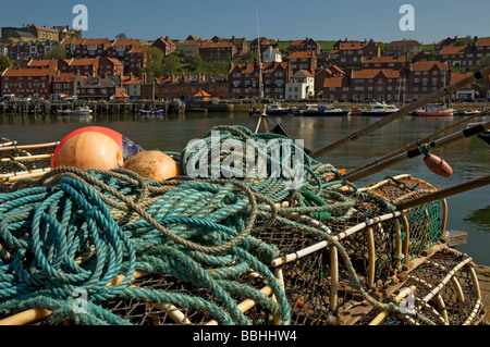 Primo piano di pentole di aragosta e galleggianti di pesca sul quayside Whitby Harbour North Yorkshire Inghilterra Regno Unito GB Gran Bretagna Foto Stock