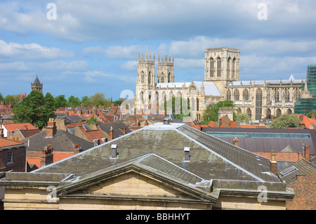 Vista sui tetti del centro città verso York Minster North Yorkshire Inghilterra Regno Unito GB Great La Gran Bretagna Foto Stock