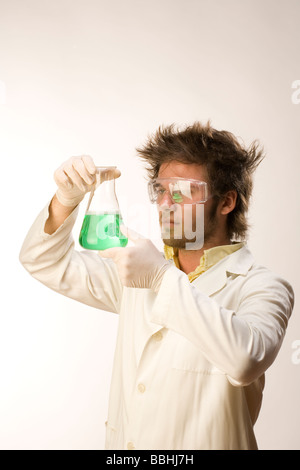 Farmacia scienziato biologo uomo ragazzo con provetta retrato de hombre científico con probeta Foto Stock