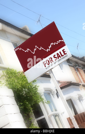 Un tipico agenti immobiliari board fuori una fila di attraenti case a schiera con un grafico che mostra una flessione dei prezzi. Foto Stock