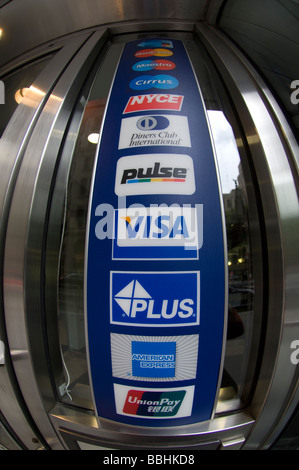 Logo per le carte di credito e di debito nella lobby di un Citibank nella parte inferiore di Manhattan a New York Foto Stock