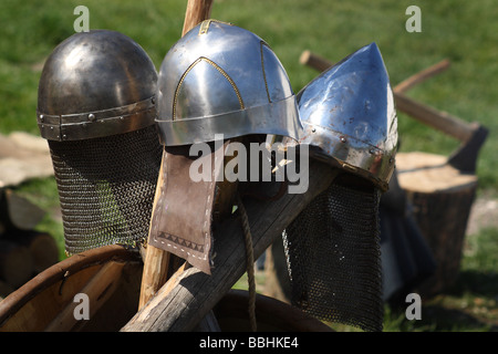 Re emanazione di una vita medievale e la battaglia al castello di Ogrodzieniec, Polonia. Foto Stock