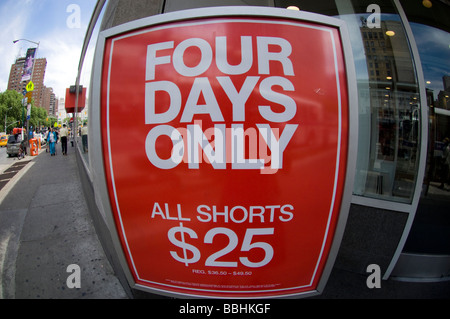 Il Memorial Day segno di vendita a fronte di un gap store in New York quartiere di Chelsea su 22 maggio 2009 Frances M Roberts Foto Stock