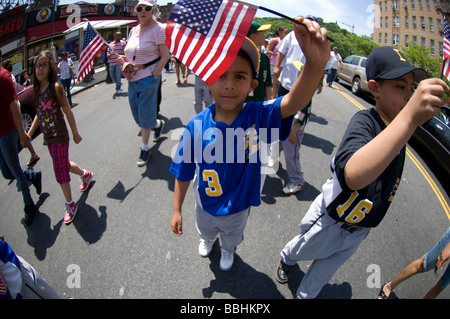 Il Memorial Day Parade nell'Inwood quartiere di New York Foto Stock