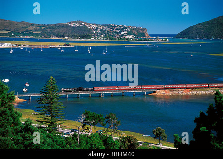 Di OUTENIQUA CHOO TJOE attraversamento laguna di Knysna sulla sua strada da George a Knysna Foto Stock