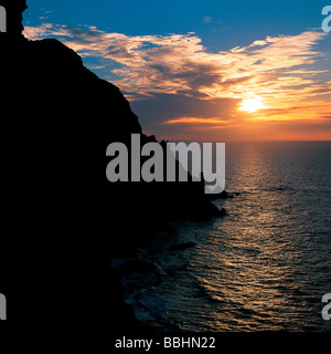 Alla punta sud della Penisola del Capo il grande continente africano rotolamenti da altezze PRECIPITIOUS in Atlantico Foto Stock