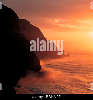 Alla punta sud della Penisola del Capo il grande continente africano rotolamenti da altezze PRECIPITIOUS in Atlantico Foto Stock