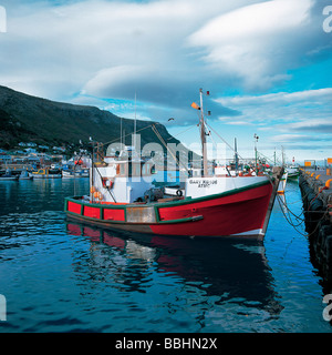 Una flotta di ben UTILIZZATO NAVI DA PESCA A harbor Kalk Bay Foto Stock