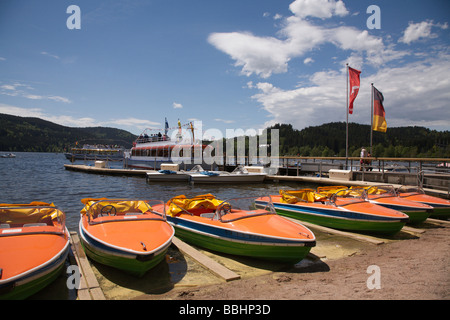Noleggio barca sul lago Titisee nella Foresta Nera, Baden-Wuerttemberg, Germania, Europa Foto Stock