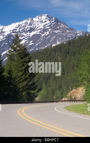 Autostrada 20 attraverso le cascate del nord dello stato di Washington Foto Stock