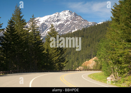 Autostrada 20 attraverso le cascate del nord dello stato di Washington Foto Stock