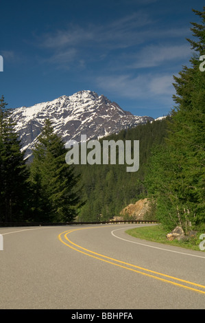 Autostrada 20 attraverso le cascate del nord dello stato di Washington Foto Stock