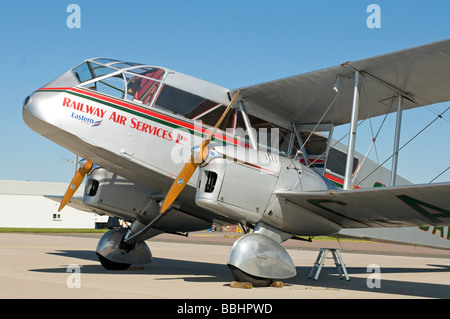 Un doppio motore de Havilland DH.84 Dragon Rapide biplano a Inverness Dalcross Aeroporto Foto Stock