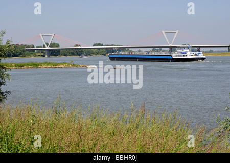 Il fiume Reno, Meerbusch mostra il Flughafen (aeroporto) ponte che porta A44 Autobahn e si collega a Düsseldorf. Foto Stock