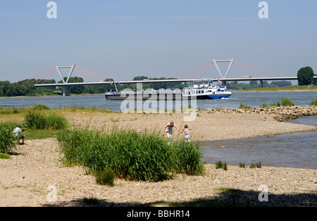 Il fiume Reno, Meerbusch mostra il Flughafen (aeroporto) ponte che porta A44 Autobahn e si collega a Düsseldorf. Foto Stock