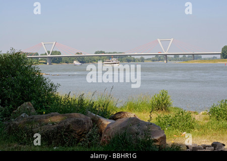 Il fiume Reno, Meerbusch mostra il Flughafen (aeroporto) ponte che porta A44 Autobahn e si collega a Düsseldorf. Foto Stock