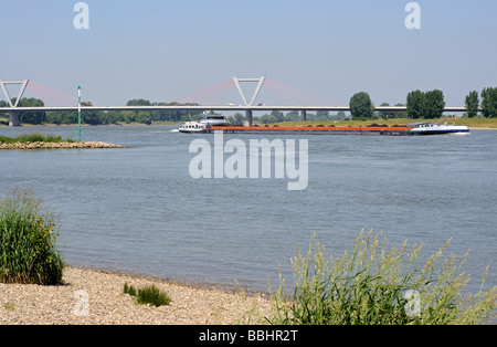 Il fiume Reno, Meerbusch mostra il Flughafen (aeroporto) ponte che porta A44 Autobahn e si collega a Düsseldorf. Foto Stock