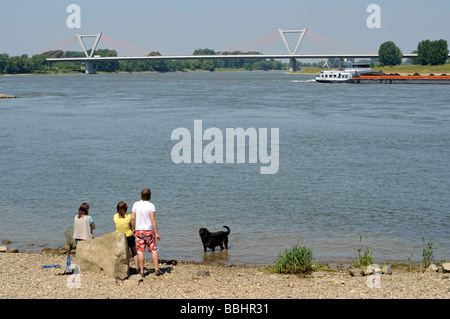 Il fiume Reno, Meerbusch mostra il Flughafen (aeroporto) ponte che porta A44 Autobahn e si collega a Düsseldorf. Foto Stock