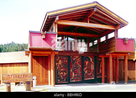Alert Bay, BC, British Columbia, Canada - u'mista centro culturale sull isola di cormorani, porte scolpite a ingresso anteriore Foto Stock