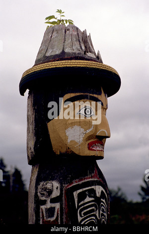 Kwakwaka'wakw (il Kwakiutl) Totem Pole, Alert Bay, BC, British Columbia, Canada - Namgis Sepoltura sull isola di cormorani Foto Stock