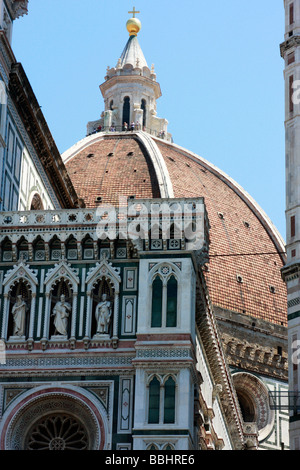 Visitatori salire fino alla cima della cupola a trascurare la facciata in marmo della Cattedrale di Santa Maria del Fiore (il Duomo di Firenze Foto Stock