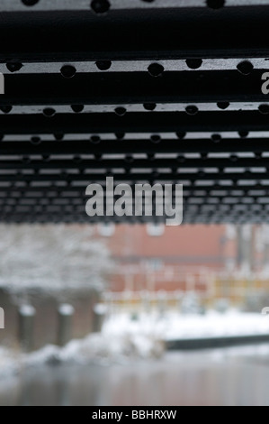 Travi di supporto, di una strada su un canale con close up sui bulloni che collegano i montanti Foto Stock