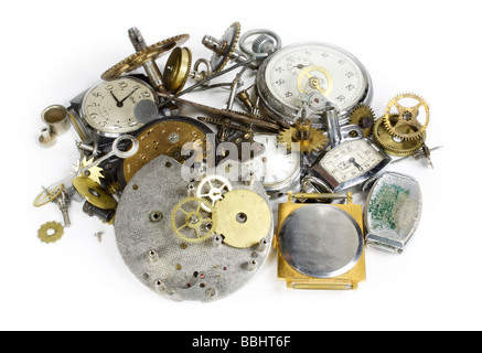 Un orologio mantiene il tempo. Molti vecchi orologi rotti Foto Stock